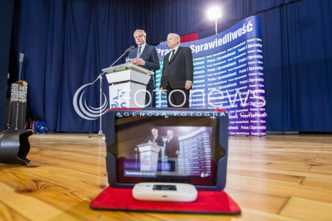  23.10.2015 RZESZOW <br />WIZYTA PREZESA PIS JAROSLAWA KACZYNSKIEGO W WOJEWODZTWIE PODKARPACKIM<br />SPOTKANIE Z MIESZKANCAMI RZESZOWA<br />WIZYTA NA PODKARPACIU JEST OSTATNIM PUNKTEM KAMPANII<br />N/Z JAROSLAW KACZYNSKI ALEKSANDER BOBKO TABLET<br /> 