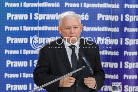  23.10.2015 RZESZOW <br />WIZYTA PREZESA PIS JAROSLAWA KACZYNSKIEGO W WOJEWODZTWIE PODKARPACKIM<br />SPOTKANIE Z MIESZKANCAMI RZESZOWA<br />WIZYTA NA PODKARPACIU JEST OSTATNIM PUNKTEM KAMPANII<br />N/Z JAROSLAW KACZYNSKI<br /> 