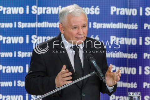  23.10.2015 RZESZOW <br />WIZYTA PREZESA PIS JAROSLAWA KACZYNSKIEGO W WOJEWODZTWIE PODKARPACKIM<br />SPOTKANIE Z MIESZKANCAMI RZESZOWA<br />WIZYTA NA PODKARPACIU JEST OSTATNIM PUNKTEM KAMPANII<br />N/Z JAROSLAW KACZYNSKI<br /> 