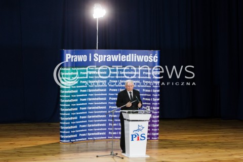  23.10.2015 RZESZOW <br />WIZYTA PREZESA PIS JAROSLAWA KACZYNSKIEGO W WOJEWODZTWIE PODKARPACKIM<br />SPOTKANIE Z MIESZKANCAMI RZESZOWA<br />WIZYTA NA PODKARPACIU JEST OSTATNIM PUNKTEM KAMPANII<br />N/Z JAROSLAW KACZYNSKI SCENA<br /> 