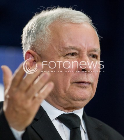  23.10.2015 RZESZOW <br />WIZYTA PREZESA PIS JAROSLAWA KACZYNSKIEGO W WOJEWODZTWIE PODKARPACKIM<br />SPOTKANIE Z MIESZKANCAMI RZESZOWA<br />WIZYTA NA PODKARPACIU JEST OSTATNIM PUNKTEM KAMPANII<br />N/Z JAROSLAW KACZYNSKI<br /> 