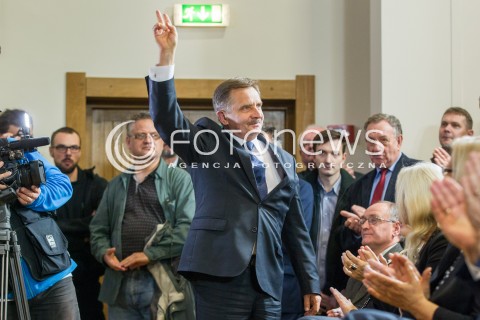  23.10.2015 RZESZOW <br />WIZYTA PREZESA PIS JAROSLAWA KACZYNSKIEGO W WOJEWODZTWIE PODKARPACKIM<br />SPOTKANIE Z MIESZKANCAMI RZESZOWA<br />WIZYTA NA PODKARPACIU JEST OSTATNIM PUNKTEM KAMPANII<br />N/Z WOJCIECH BUCZAK<br /> 