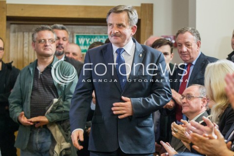  23.10.2015 RZESZOW <br />WIZYTA PREZESA PIS JAROSLAWA KACZYNSKIEGO W WOJEWODZTWIE PODKARPACKIM<br />SPOTKANIE Z MIESZKANCAMI RZESZOWA<br />WIZYTA NA PODKARPACIU JEST OSTATNIM PUNKTEM KAMPANII<br />N/Z WOJCIECH BUCZAK<br /> 