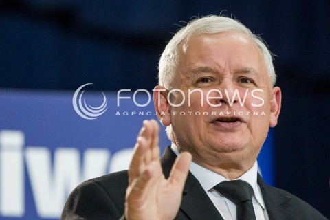  23.10.2015 RZESZOW <br />WIZYTA PREZESA PIS JAROSLAWA KACZYNSKIEGO W WOJEWODZTWIE PODKARPACKIM<br />SPOTKANIE Z MIESZKANCAMI RZESZOWA<br />WIZYTA NA PODKARPACIU JEST OSTATNIM PUNKTEM KAMPANII<br />N/Z JAROSLAW KACZYNSKI<br /> 