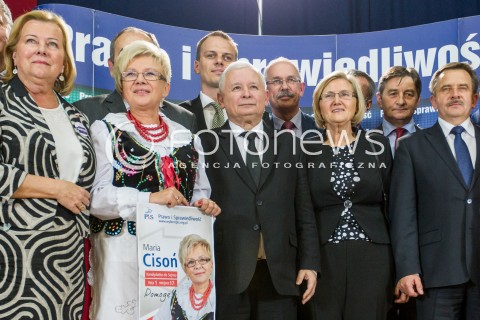  23.10.2015 RZESZOW <br />WIZYTA PREZESA PIS JAROSLAWA KACZYNSKIEGO W WOJEWODZTWIE PODKARPACKIM<br />SPOTKANIE Z MIESZKANCAMI RZESZOWA<br />WIZYTA NA PODKARPACIU JEST OSTATNIM PUNKTEM KAMPANII<br />N/Z JAROSLAW KACZYNSKI JOZEFINA HRYNKIEWICZ JOZEFA ALICJA ZAJAC<br /> 