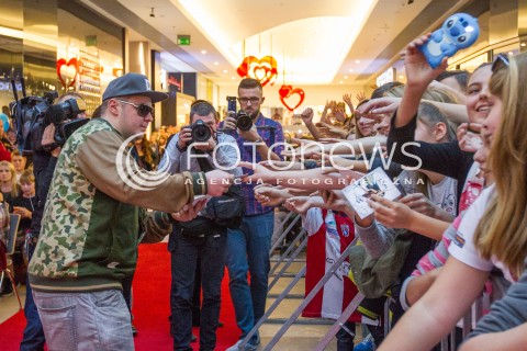  24.10.2015 RZESZOW <br />PREZENTACJA SIATKARZY ASSECO RESOVII RZESZOW W GALERII RZESZOW I SPOTKANIE Z KIBICAMI<br />N/Z DONATAN ROZDAJE AUTOGRAFY<br /> 