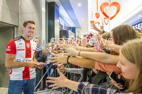  24.10.2015 RZESZOW <br />PREZENTACJA SIATKARZY ASSECO RESOVII RZESZOW W GALERII RZESZOW I SPOTKANIE Z KIBICAMI<br />N/Z THOMAS JAESCHKE KIBICE<br /> 