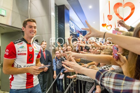  24.10.2015 RZESZOW <br />PREZENTACJA SIATKARZY ASSECO RESOVII RZESZOW W GALERII RZESZOW I SPOTKANIE Z KIBICAMI<br />N/Z THOMAS JAESCHKE KIBICE<br /> 