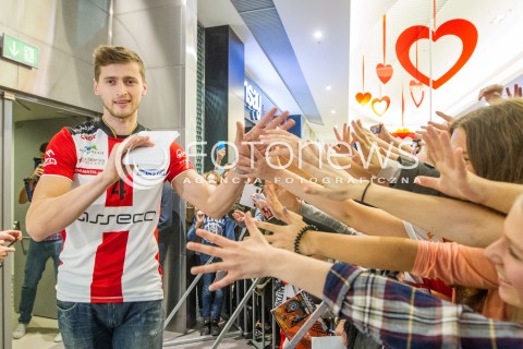  24.10.2015 RZESZOW <br />PREZENTACJA SIATKARZY ASSECO RESOVII RZESZOW W GALERII RZESZOW I SPOTKANIE Z KIBICAMI<br />N/Z PIOTR NOWAKOWSKI KIBICE<br /> 