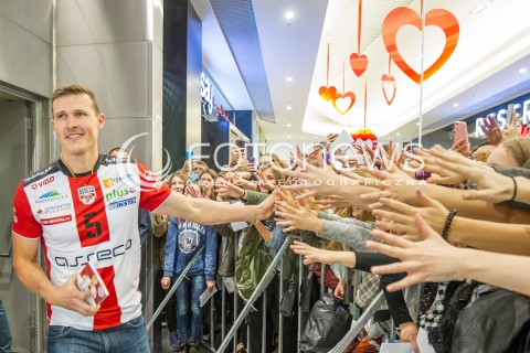  24.10.2015 RZESZOW <br />PREZENTACJA SIATKARZY ASSECO RESOVII RZESZOW W GALERII RZESZOW I SPOTKANIE Z KIBICAMI<br />N/Z LUKAS TICHACEK KIBICE<br /> 