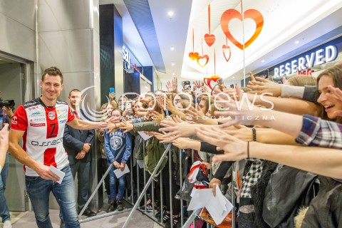  24.10.2015 RZESZOW <br />PREZENTACJA SIATKARZY ASSECO RESOVII RZESZOW W GALERII RZESZOW I SPOTKANIE Z KIBICAMI<br />N/Z OLIEG ACHREM ALEH AKHREM KIBICE<br /> 