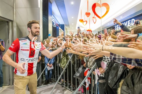  24.10.2015 RZESZOW <br />PREZENTACJA SIATKARZY ASSECO RESOVII RZESZOW W GALERII RZESZOW I SPOTKANIE Z KIBICAMI<br />N/Z JULIEN LYNEEL KIBICE<br /> 