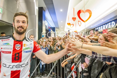  24.10.2015 RZESZOW <br />PREZENTACJA SIATKARZY ASSECO RESOVII RZESZOW W GALERII RZESZOW I SPOTKANIE Z KIBICAMI<br />N/Z JULIEN LYNEEL KIBICE<br /> 