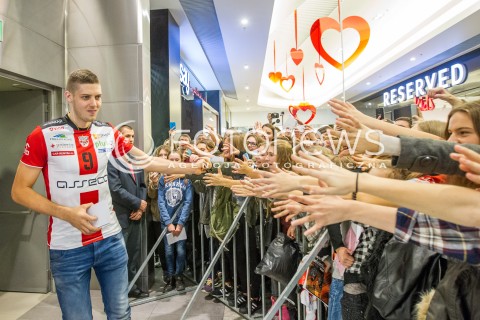  24.10.2015 RZESZOW <br />PREZENTACJA SIATKARZY ASSECO RESOVII RZESZOW W GALERII RZESZOW I SPOTKANIE Z KIBICAMI<br />N/Z DMYTRO PASZYCKI PASHYTSKYY KIBICE<br /> 