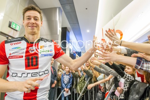  24.10.2015 RZESZOW <br />PREZENTACJA SIATKARZY ASSECO RESOVII RZESZOW W GALERII RZESZOW I SPOTKANIE Z KIBICAMI<br />N/Z JOCHEN SCHOPS KIBICE<br /> 