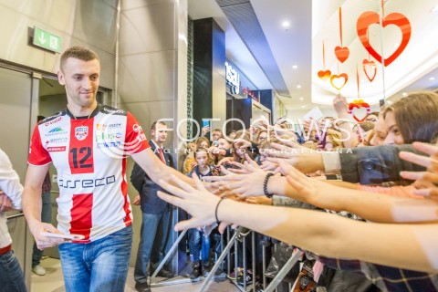  24.10.2015 RZESZOW <br />PREZENTACJA SIATKARZY ASSECO RESOVII RZESZOW W GALERII RZESZOW I SPOTKANIE Z KIBICAMI<br />N/Z LUKASZ PERLOWSKI KIBICE<br /> 