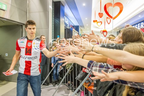  24.10.2015 RZESZOW <br />PREZENTACJA SIATKARZY ASSECO RESOVII RZESZOW W GALERII RZESZOW I SPOTKANIE Z KIBICAMI<br />N/Z ALEKSANDER SLIWKA KIBICE<br /> 