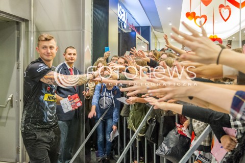  24.10.2015 RZESZOW <br />PREZENTACJA SIATKARZY ASSECO RESOVII RZESZOW W GALERII RZESZOW I SPOTKANIE Z KIBICAMI<br />N/Z KRZYSZTOF IGNACZAK KIBICE<br /> 