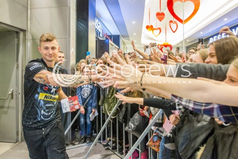  24.10.2015 RZESZOW <br />PREZENTACJA SIATKARZY ASSECO RESOVII RZESZOW W GALERII RZESZOW I SPOTKANIE Z KIBICAMI<br />N/Z KRZYSZTOF IGNACZAK KIBICE<br /> 