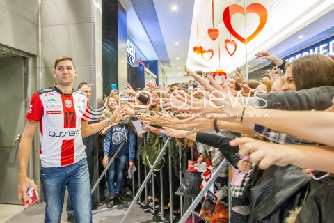  24.10.2015 RZESZOW <br />PREZENTACJA SIATKARZY ASSECO RESOVII RZESZOW W GALERII RZESZOW I SPOTKANIE Z KIBICAMI<br />N/Z NIKOLAY PENCHEV PENCZEV KIBICE<br /> 