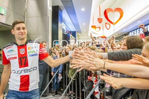  24.10.2015 RZESZOW <br />PREZENTACJA SIATKARZY ASSECO RESOVII RZESZOW W GALERII RZESZOW I SPOTKANIE Z KIBICAMI<br />N/Z NIKOLAY PENCHEV PENCZEV KIBICE<br /> 