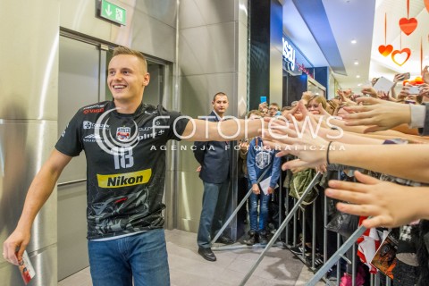  24.10.2015 RZESZOW <br />PREZENTACJA SIATKARZY ASSECO RESOVII RZESZOW W GALERII RZESZOW I SPOTKANIE Z KIBICAMI<br />N/Z DAMIAN WOJTASZEK KIBICE<br /> 