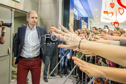  24.10.2015 RZESZOW <br />PREZENTACJA SIATKARZY ASSECO RESOVII RZESZOW W GALERII RZESZOW I SPOTKANIE Z KIBICAMI<br />N/Z ANDRZEJ KOWAL KIBICE<br /> 