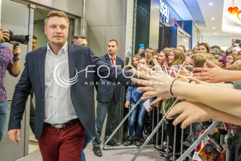  24.10.2015 RZESZOW <br />PREZENTACJA SIATKARZY ASSECO RESOVII RZESZOW W GALERII RZESZOW I SPOTKANIE Z KIBICAMI<br />N/Z MARCIN OGONOWSKI KIBICE<br /> 