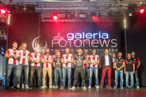  24.10.2015 RZESZOW <br />PREZENTACJA SIATKARZY ASSECO RESOVII RZESZOW W GALERII RZESZOW I SPOTKANIE Z KIBICAMI<br />N/Z ZESPOL DRUZYNA SIATKARZE ASSECO RESOVII NA SCENIE<br /> 