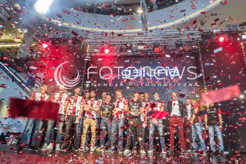  24.10.2015 RZESZOW <br />PREZENTACJA SIATKARZY ASSECO RESOVII RZESZOW W GALERII RZESZOW I SPOTKANIE Z KIBICAMI<br />N/Z ZESPOL DRUZYNA SIATKARZE ASSECO RESOVII NA SCENIE<br /> 