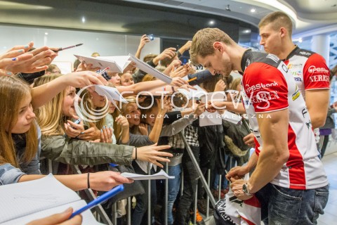  24.10.2015 RZESZOW <br />PREZENTACJA SIATKARZY ASSECO RESOVII RZESZOW W GALERII RZESZOW I SPOTKANIE Z KIBICAMI<br />N/Z PIOTR NOWAKOWSKI DMYTRO PASZYCKI PASHYTSKYY KIBICE AUTOGRAFY<br /> 