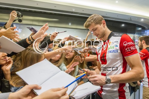 24.10.2015 RZESZOW <br />PREZENTACJA SIATKARZY ASSECO RESOVII RZESZOW W GALERII RZESZOW I SPOTKANIE Z KIBICAMI<br />N/Z PIOTR NOWAKOWSKI KIBICE AUTOGRAFY<br /> 