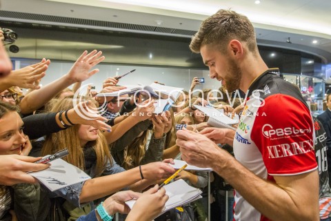  24.10.2015 RZESZOW <br />PREZENTACJA SIATKARZY ASSECO RESOVII RZESZOW W GALERII RZESZOW I SPOTKANIE Z KIBICAMI<br />N/Z DAWID DRYJA KIBICE AUTOGRAFY<br /> 