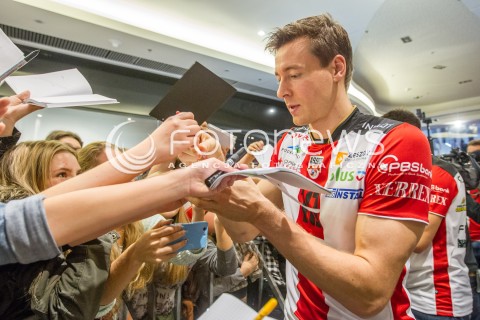  24.10.2015 RZESZOW <br />PREZENTACJA SIATKARZY ASSECO RESOVII RZESZOW W GALERII RZESZOW I SPOTKANIE Z KIBICAMI<br />N/Z JOCHEN SCHOPS KIBICE AUTOGRAFY<br /> 