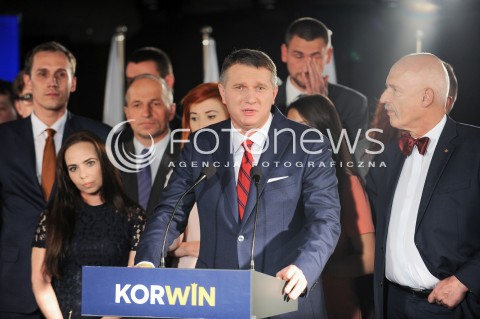  25.10.2015 WARSZAWA <br />WIECZOR WYBORCZY PARTII KORWIN<br />N/Z JANUSZ KORWIN MIKKE SZTAB WYBORCZY PRZEMYSLAW WIPLER<br /> 