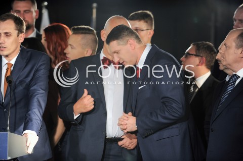  25.10.2015 WARSZAWA <br />WIECZOR WYBORCZY PARTII KORWIN<br />N/Z JANUSZ KORWIN MIKKE SZTAB WYBORCZY PRZEMYSLAW WIPLER<br /> 