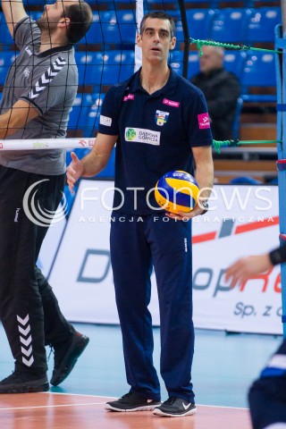  31.10.2015 RZESZOW<br />SIATKOWKA ORLEN LIGA 2015/2016 WOMEN VOLLEYBALL POLAND POLISH ORLENLIGA LEAGUE SEASON 2015/2016<br />MECZ DEVELOPRES SKYRES RZESZOW - TAURON MKS DABROWA GORNICZA <br />N/Z JUAN MANUEL SERRAMALERA - I TRENER ( HEAD COACH ) SYLWETKA <br /> 