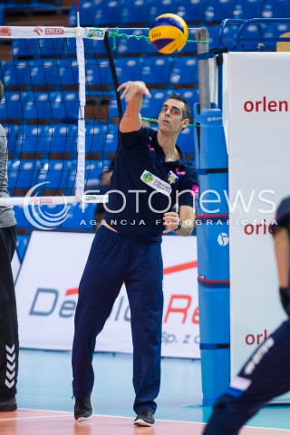 31.10.2015 RZESZOW<br />SIATKOWKA ORLEN LIGA 2015/2016 WOMEN VOLLEYBALL POLAND POLISH ORLENLIGA LEAGUE SEASON 2015/2016<br />MECZ DEVELOPRES SKYRES RZESZOW - TAURON MKS DABROWA GORNICZA <br />N/Z JUAN MANUEL SERRAMALERA - I TRENER ( HEAD COACH ) SYLWETKA <br /> 