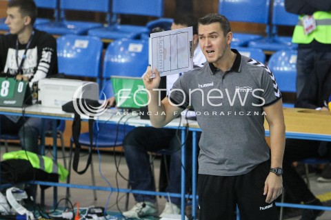  31.10.2015 RZESZOW<br />SIATKOWKA ORLEN LIGA 2015/2016 WOMEN VOLLEYBALL POLAND POLISH ORLENLIGA LEAGUE SEASON 2015/2016<br />MECZ DEVELOPRES SKYRES RZESZOW - TAURON MKS DABROWA GORNICZA <br />N/Z MARIUSZ WIKTOROWICZ - I TRENER ( HEAD COACH ) SYLWETKA <br /> 