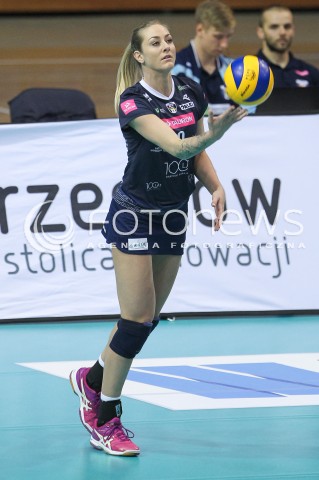  31.10.2015 RZESZOW<br />SIATKOWKA ORLEN LIGA 2015/2016 WOMEN VOLLEYBALL POLAND POLISH ORLENLIGA LEAGUE SEASON 2015/2016<br />MECZ DEVELOPRES SKYRES RZESZOW - TAURON MKS DABROWA GORNICZA <br />N/Z REBECCA PERRY SYLWETKA <br /> 