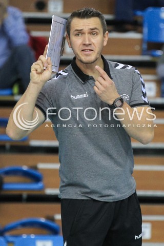  31.10.2015 RZESZOW<br />SIATKOWKA ORLEN LIGA 2015/2016 WOMEN VOLLEYBALL POLAND POLISH ORLENLIGA LEAGUE SEASON 2015/2016<br />MECZ DEVELOPRES SKYRES RZESZOW - TAURON MKS DABROWA GORNICZA <br />N/Z MARIUSZ WIKTOROWICZ - I TRENER ( HEAD COACH ) SYLWETKA <br /> 