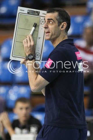  31.10.2015 RZESZOW<br />SIATKOWKA ORLEN LIGA 2015/2016 WOMEN VOLLEYBALL POLAND POLISH ORLENLIGA LEAGUE SEASON 2015/2016<br />MECZ DEVELOPRES SKYRES RZESZOW - TAURON MKS DABROWA GORNICZA <br />N/Z JUAN MANUEL SERRAMALERA - I TRENER ( HEAD COACH ) SYLWETKA <br /> 