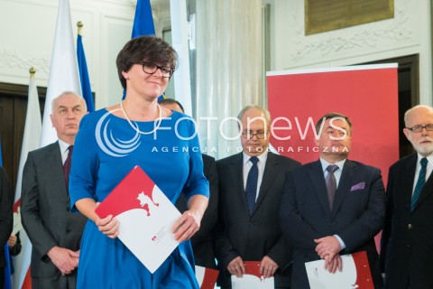  04.11.2015 WARSZAWA <br />PKW WRECZYLO POSLOM ZASWIADCZENIA O WYBORZE <br />N/Z JOANNA KLUZIK ROSTKOWSKA<br /> 