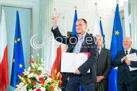  04.11.2015 WARSZAWA <br />PKW WRECZYLO POSLOM ZASWIADCZENIA O WYBORZE <br />N/Z PAWEL KUKIZ<br /> 