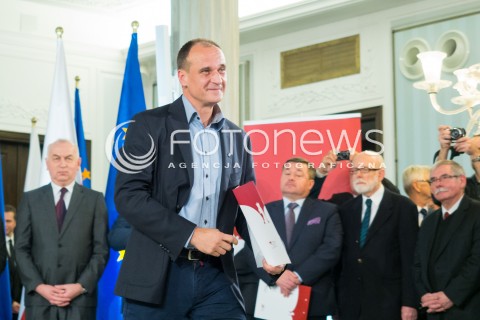  04.11.2015 WARSZAWA <br />PKW WRECZYLO POSLOM ZASWIADCZENIA O WYBORZE <br />N/Z PAWEL KUKIZ<br /> 