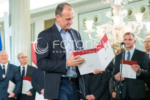  04.11.2015 WARSZAWA <br />PKW WRECZYLO POSLOM ZASWIADCZENIA O WYBORZE <br />N/Z PAWEL KUKIZ<br /> 