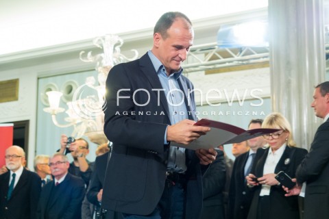  04.11.2015 WARSZAWA <br />PKW WRECZYLO POSLOM ZASWIADCZENIA O WYBORZE <br />N/Z PAWEL KUKIZ<br /> 