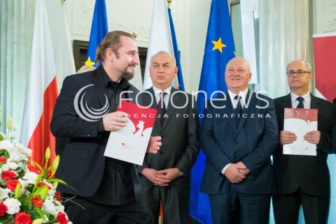  04.11.2015 WARSZAWA <br />PKW WRECZYLO POSLOM ZASWIADCZENIA O WYBORZE <br />N/Z PIOTR LIROY MARZEC<br /> 