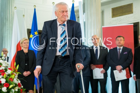  04.11.2015 WARSZAWA <br />PKW WRECZYLO POSLOM ZASWIADCZENIA O WYBORZE <br />N/Z KORNEL MORAWIECKI<br /> 