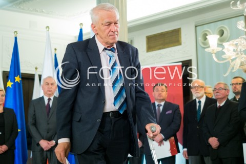  04.11.2015 WARSZAWA <br />PKW WRECZYLO POSLOM ZASWIADCZENIA O WYBORZE <br />N/Z KORNEL MORAWIECKI<br /> 